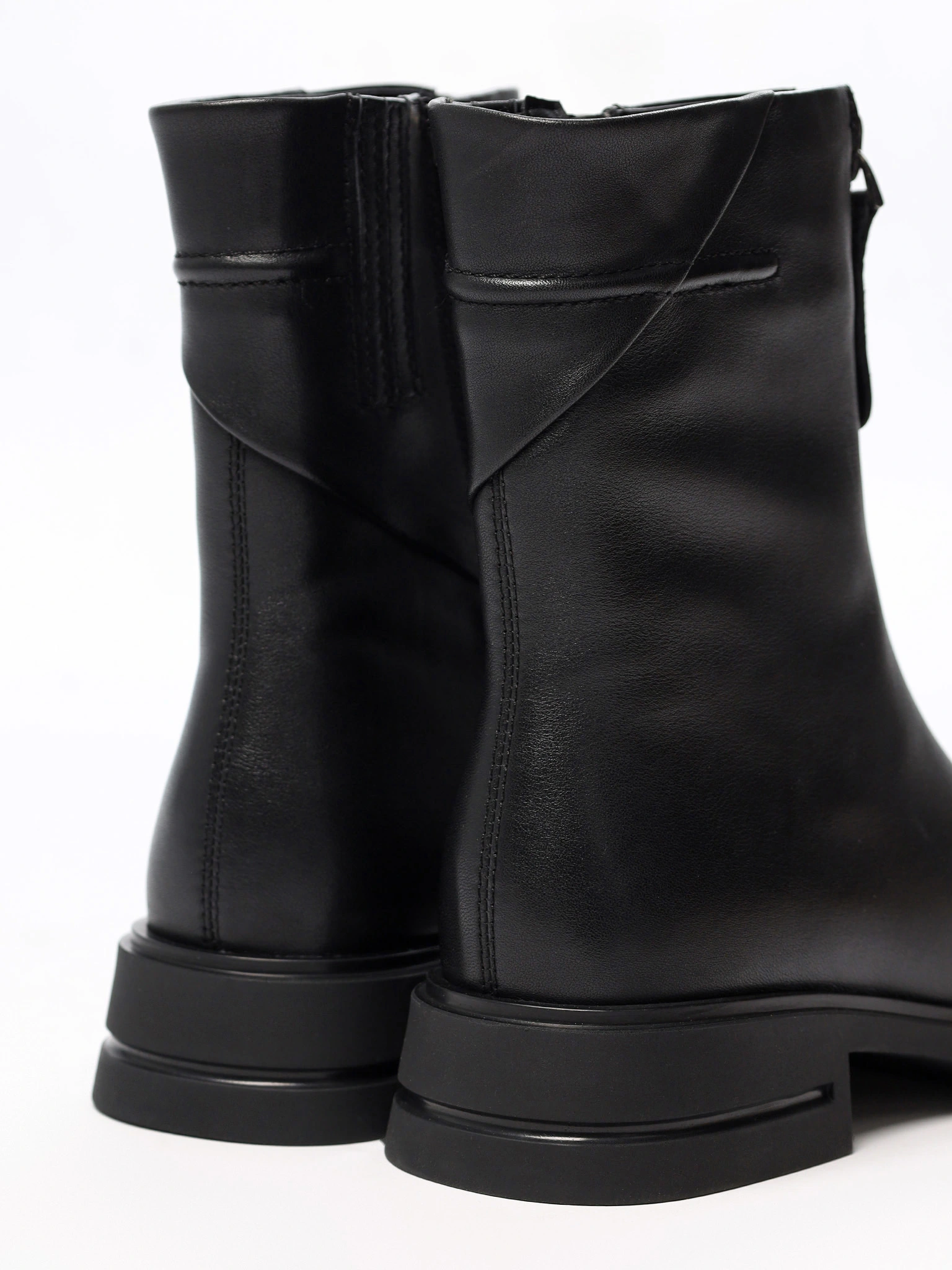 Ботинки черного цвета с декоративной молнией спереди